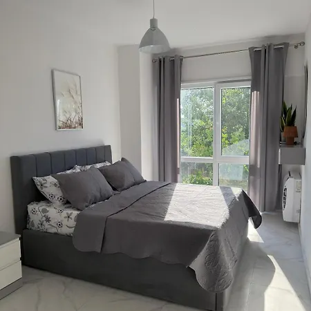 Modern With A Pool, 300 Meters From The Appartement Golem (Tirana)