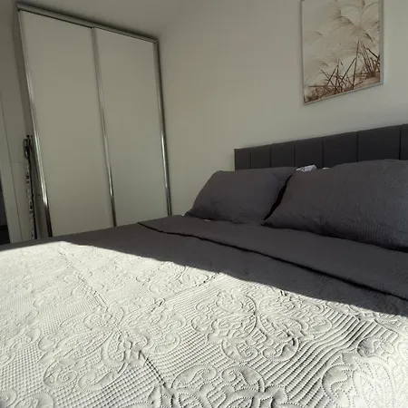 Modern With A Pool, 300 Meters From The Appartement Golem (Tirana)